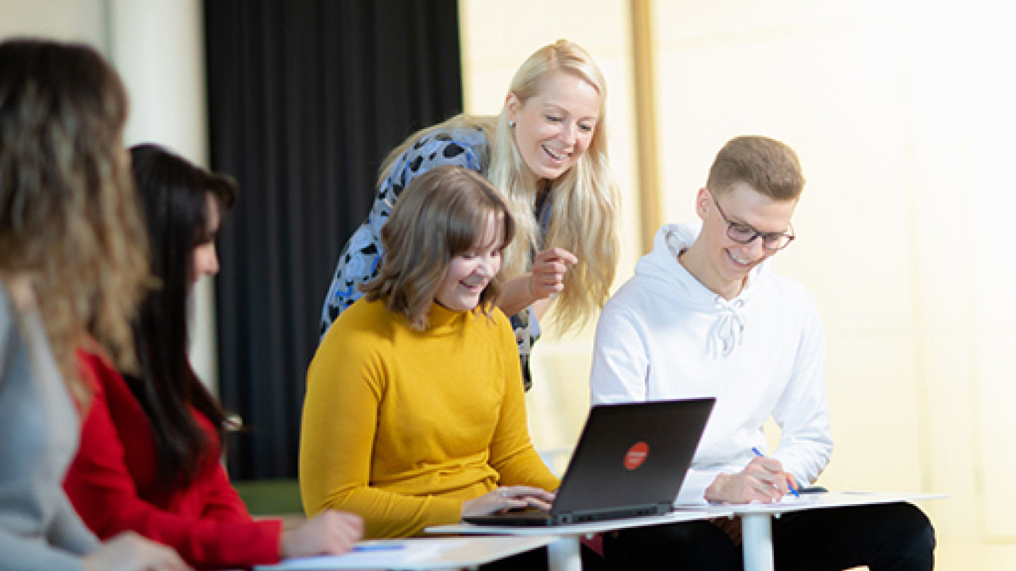 Opiskelun ohjaustilanne Ruusupuistossa. Kuvaaja Mikko Vähäniitty.