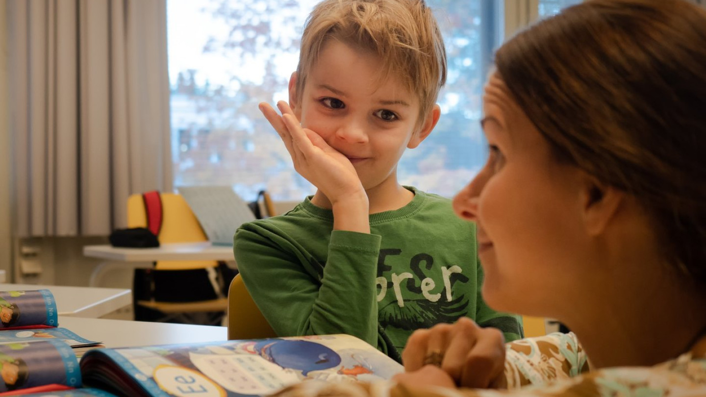 Esi ja alkuopetuksen opinnoissa kehität asiantuntijuuttasi ja perehdyt erilaisista näkökulmista lasten kehitykseen ja niissä ilmeneviin yksilöllisiin eroihin.