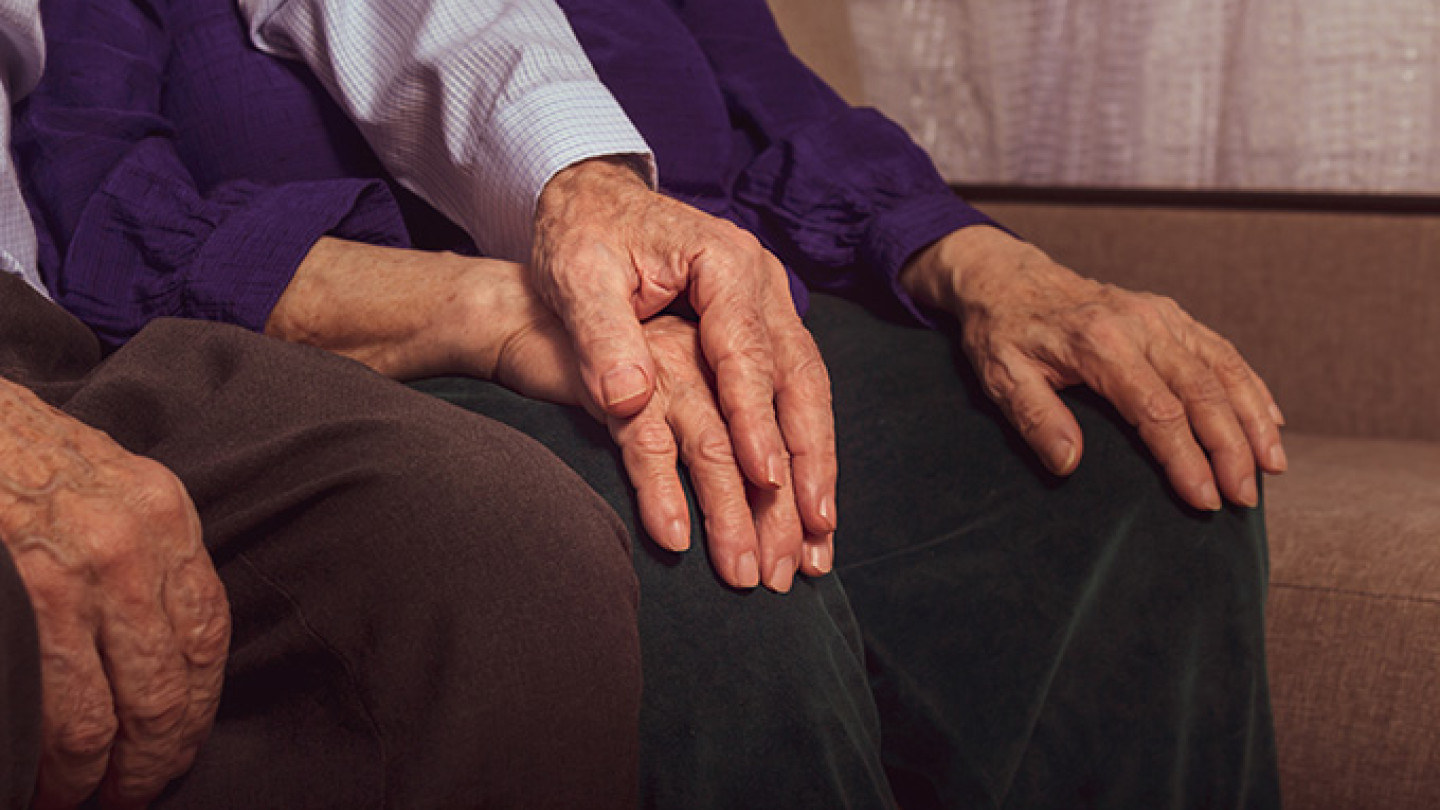 Muistisairaiden omaishoitajat ovat usein itsekin iäkkäitä. Kuva Mostphotos.