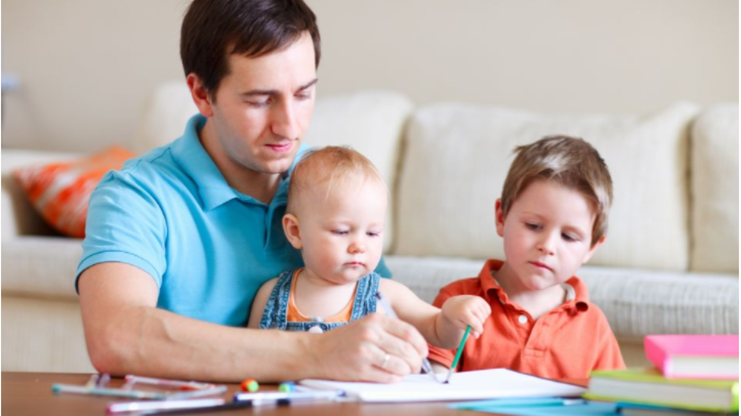 Isät saavat voimavaroja muun muassa lastensa kehityksen seuraamisesta, arkisista leikeistä ja yhdessä puuhailusta. Kuva: Mostphotos