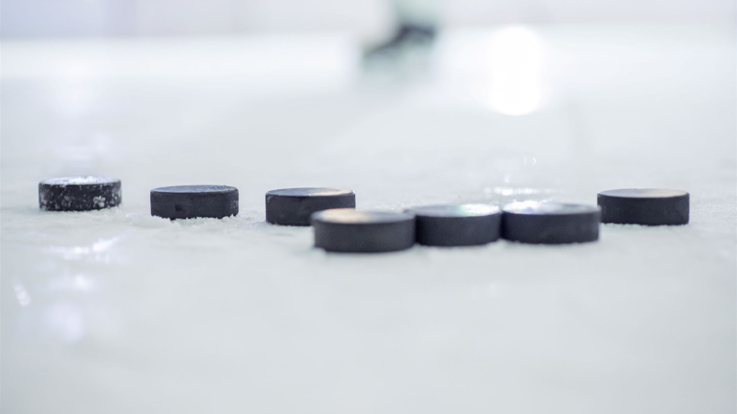 Suomen miesten jääkiekkomaajoukkueen rakentaminen ja yhteen hitsaaminen on tapana aloittaa aina hyvissä ajoin ennen kisoja, joten se osaltaan mahdollistaa psykologisesti turvallisen ilmapiirin muodostumisen joukkueeseen. Parin viikon MM-rupeaman aikana joukkueella aikaa kehittää ja vahvistaa psykologista turvallisuutta.