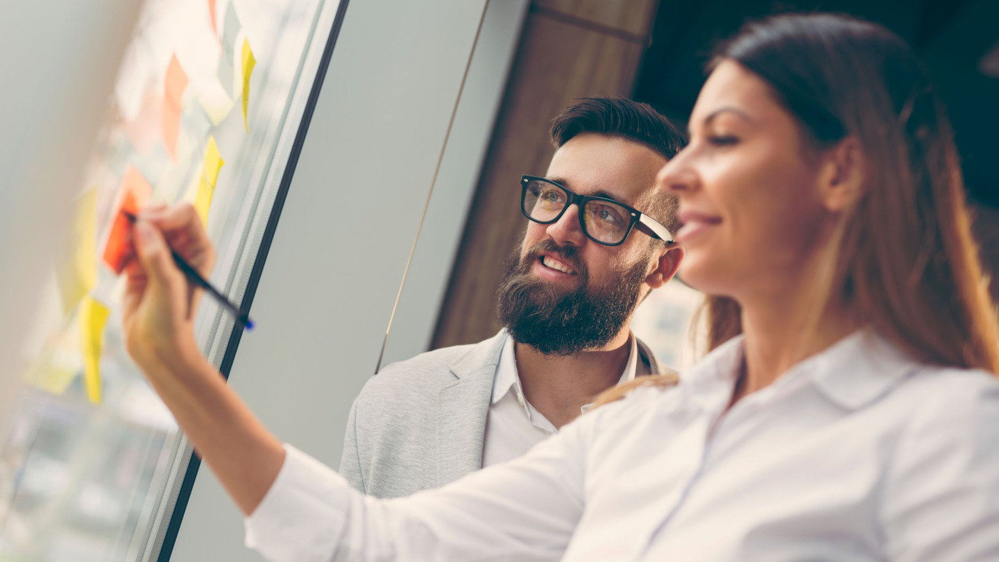 Johdon ja henkilöstön kehittäminen opintojakso on tarjolla nyt myös ryhmämuotoisena verkkokurssina, jossa etenet ohjatusti ryhmän mukana.