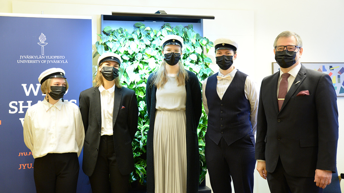 Jyväskylän yliopiston ylioppilaskunnan edustajat (vasemmalta oikealle) Jenni Suutari, Nelli Rauhala, Aija Hokkanen ja Elma Hyöky sekä rehtori Keijo Hämäläinen. Kuva: Tarja Vänskä-Kauhanen.