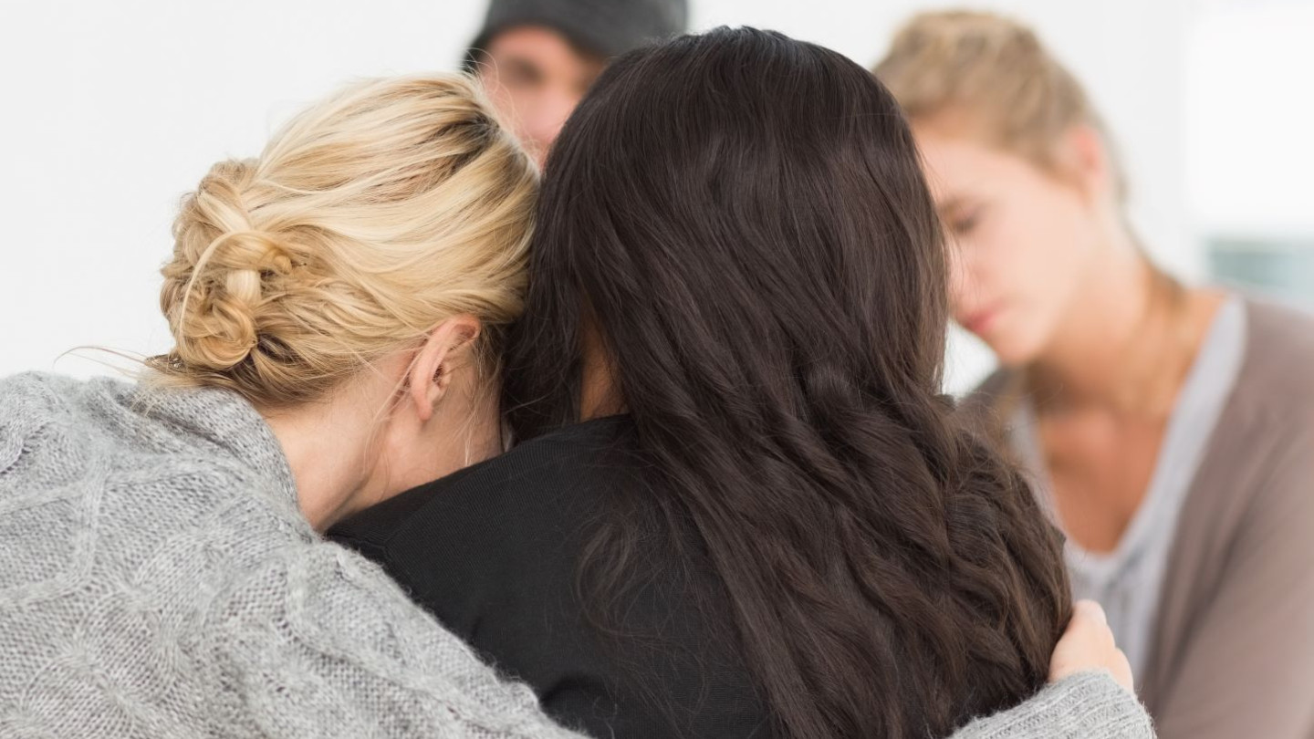 Suomessa kehitetyllä avoimen dialogin hoitomallilla voidaan kustannustehokkaasti auttaa mielenterveysongelmista kärsiviä nuoria ja heidän perheitään. Hoitomalli on sisällytetty myös maailman terveysjärjestö WHO:n mielenterveyshoitoa koskeviin ohjeistuksiin.