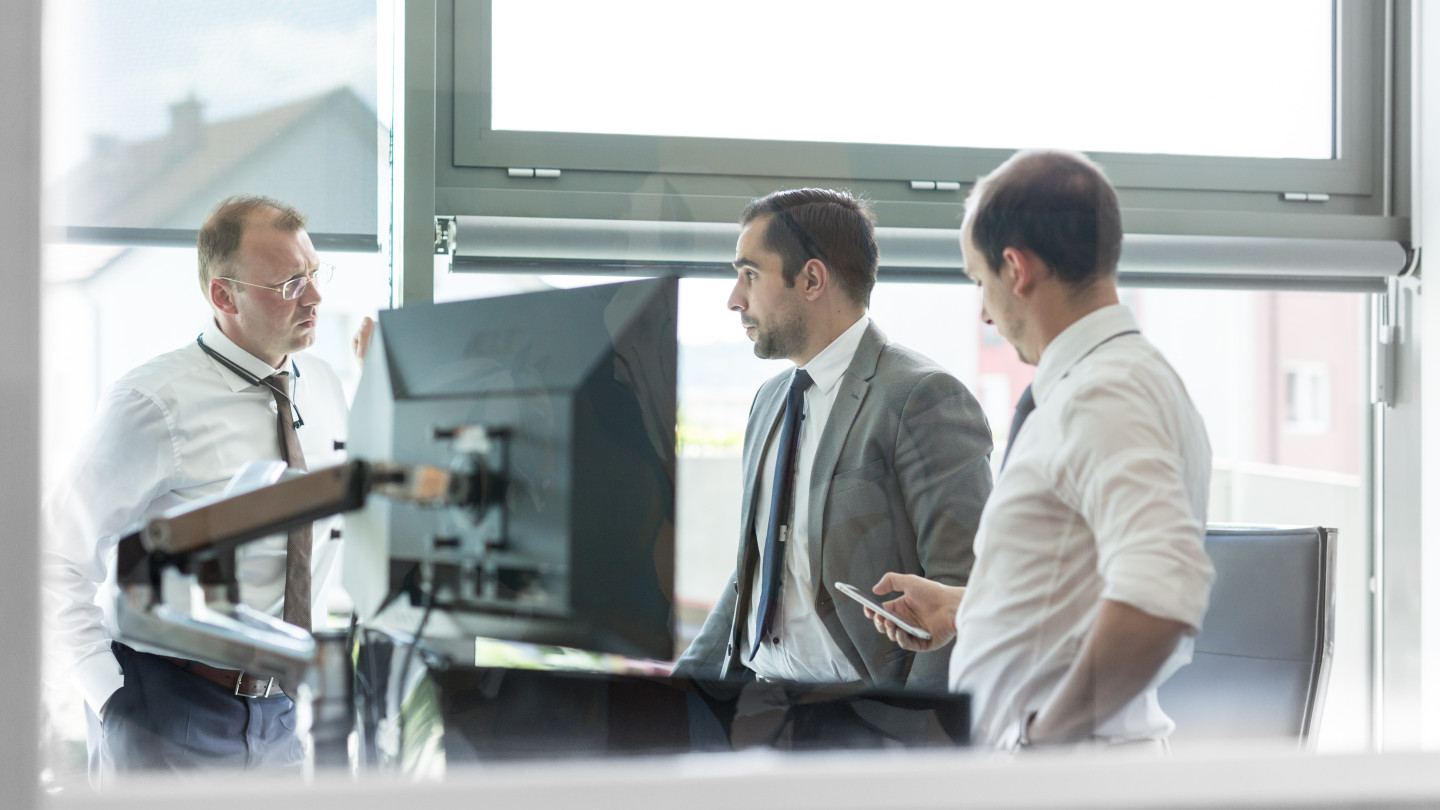 Työperäinen teknostressi on yleistä suomalaisilla työpaikoilla. Teknostressin kokemukseen vaikuttavat niin toimiala, työkokemus kuin sukupuoli. Tulosten perusteella miehet kokevat teknostressiä naisia herkemmin. (Kuvituskuva)
