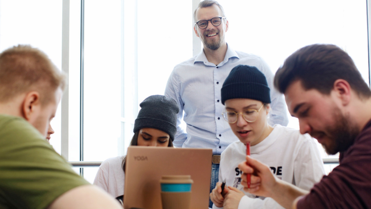 Opettaja Pekka Koskisen (takana) mukaan Kvanttimekaniikkaa ja suhteellisuusteoriaa yleissivistävästi kurssi tutustuttaa opiskelijan ajankohtaisiin modernin fysiikan ilmiöihin käytäntöä ja teoriaa yhdistäen.