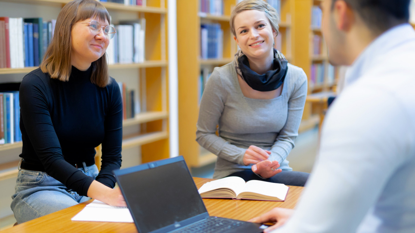 Laskentatoimen opiskelu avoimessa yliopistossa on joustavaa: voit aloittaa opintoja ympäri vuoden ja opiskella etänä verkon välityksellä.