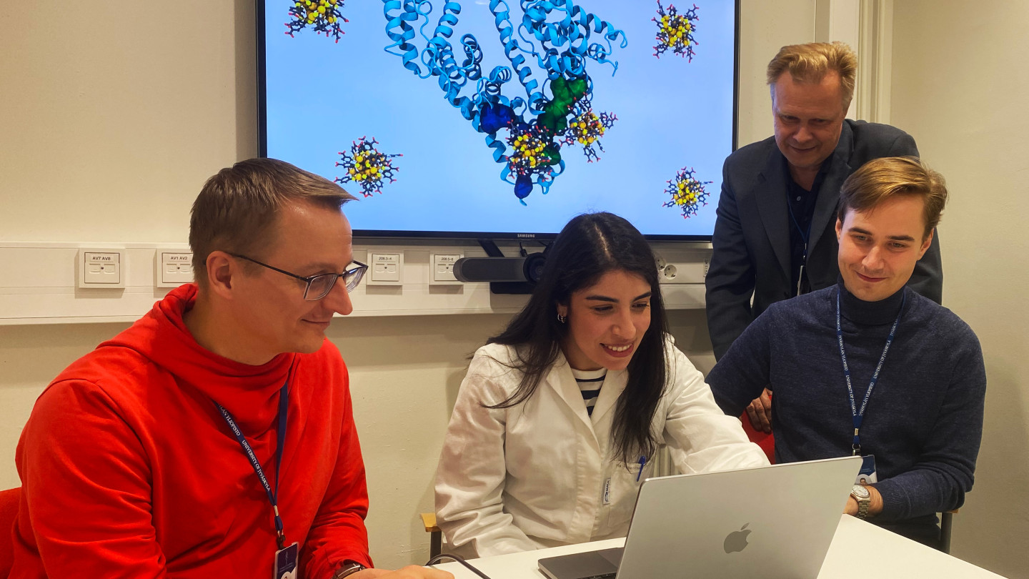 BIOINT ja CHIRALSENSEprojektien tutkijatiimi. Vasemmalta Sami Malola, María Francisca Matus, Hannu Häkkinen ja Antti Pihlajamäki (Kuva: Kevin Stamplecoskie)