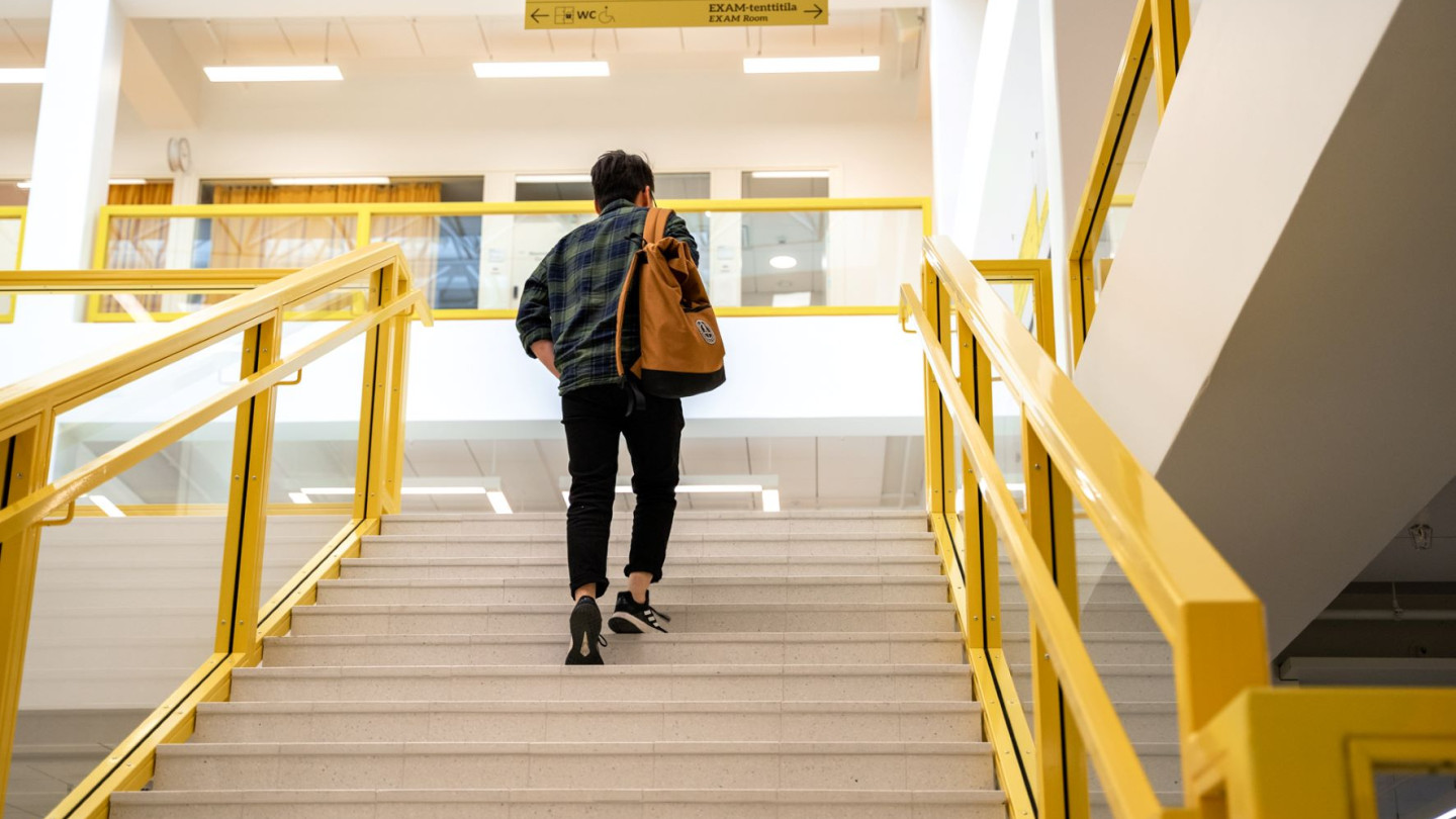 Avoimen väylä on yksi reitti tutkintoopintoihin. Avoimen väylähaku tarkoittaa tutkintokoulutukseen hakeutumista perustuen avoimessa yliopistossa opiskeltuihin opintoihin.