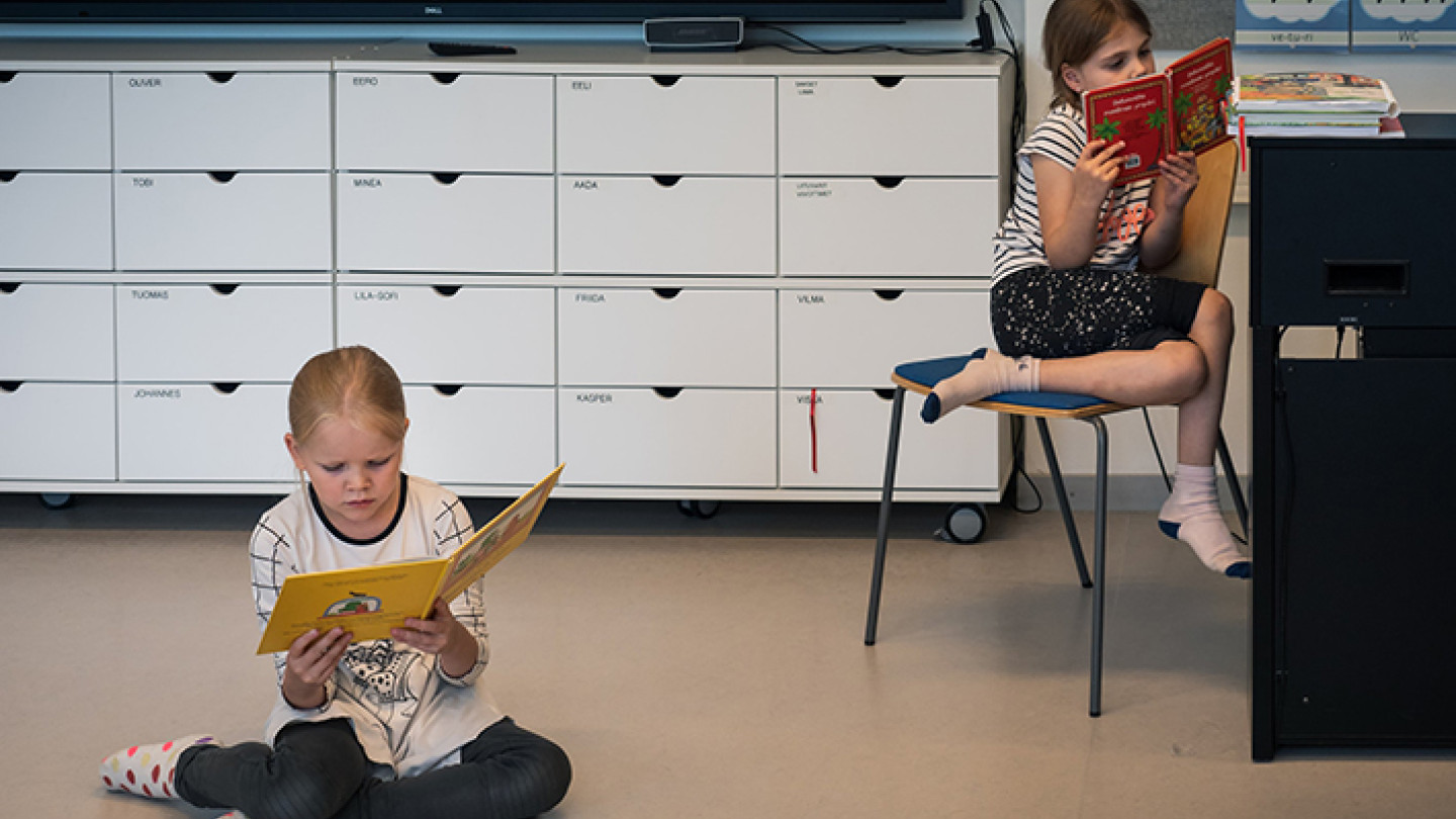 Lukemistuokio normaalikoululla. Kuvaaja Auli Dahlstöm