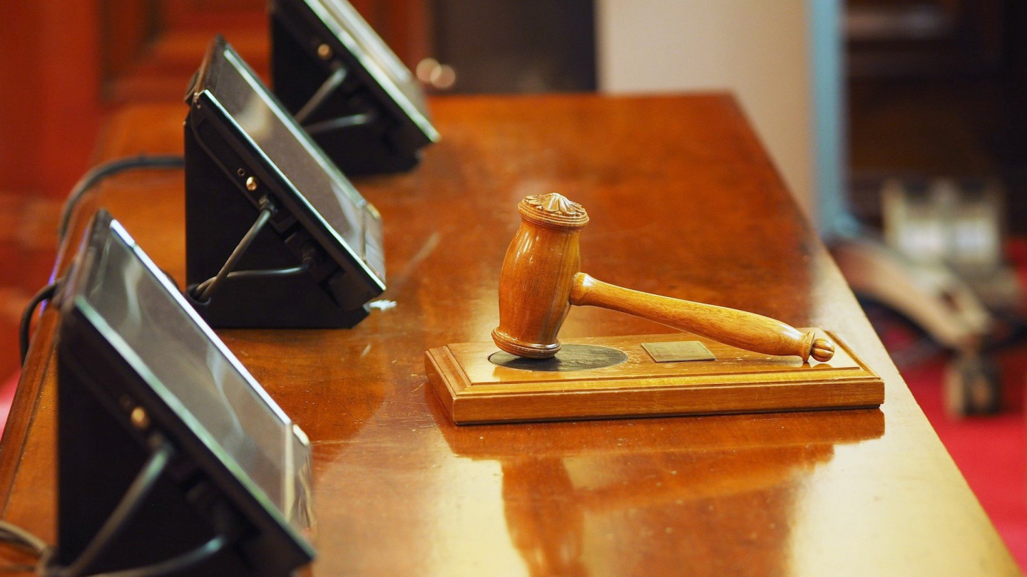 Oikeustieteiden tutkintokoulutukseen voi hakea jo avoimen väylän kautta.