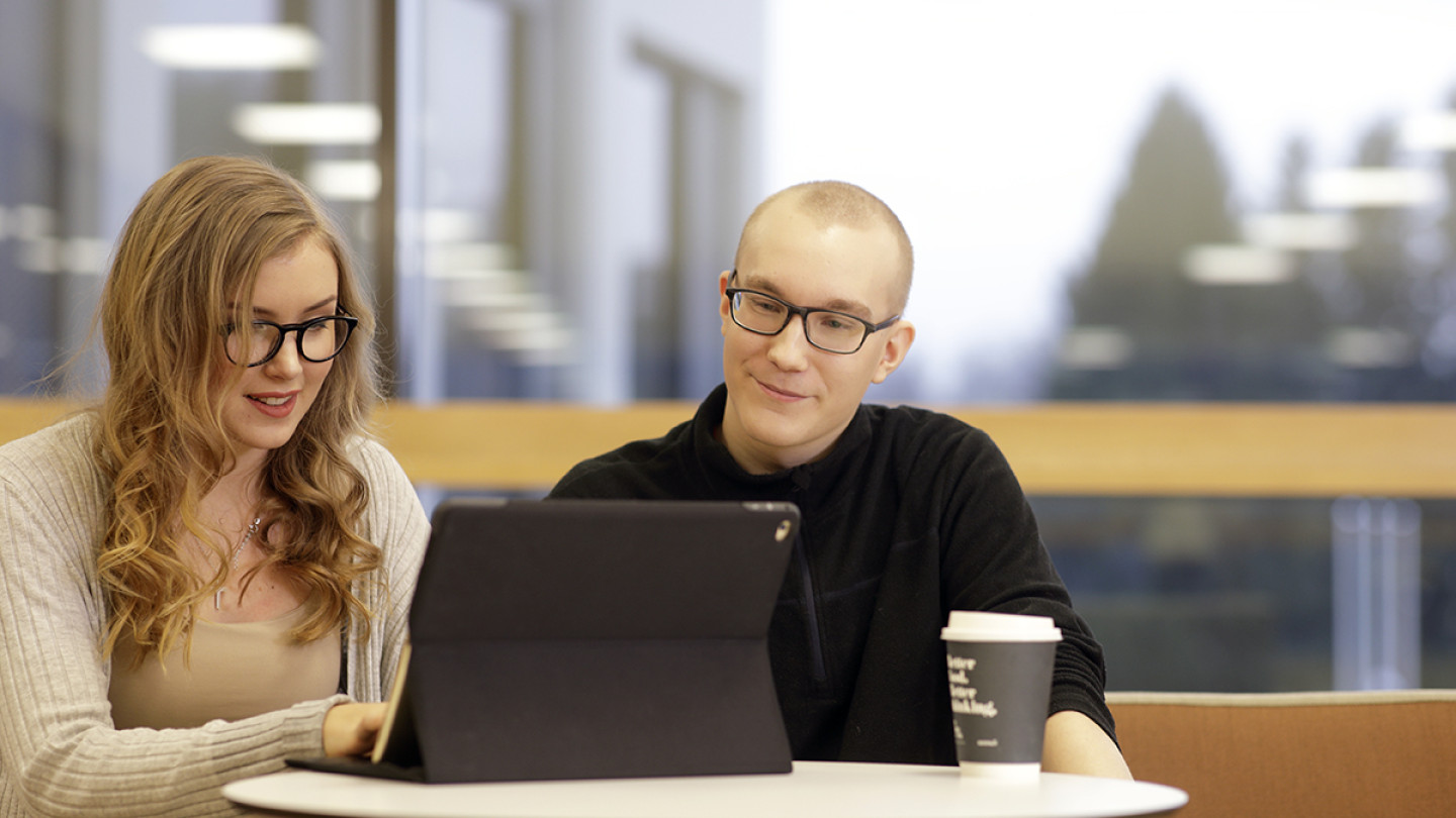 Lukion aikana suoritettavalla yliopiston opintojaksolla opiskelija tutustuu korkeakouluopiskeluun ja häntä kiinnostavaan tieteenalaan.