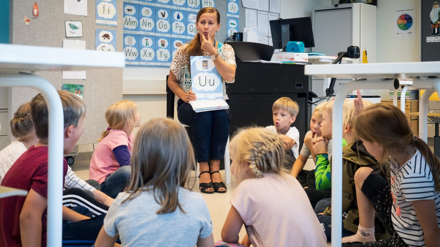 Tutkittu tieto tulee osaksi toimintaa ja yhteiskuntaa eri alojen ammattilaisten työn kautta. Avoimessa yliopistossa voit päivittää osaamistasi joustavasti.