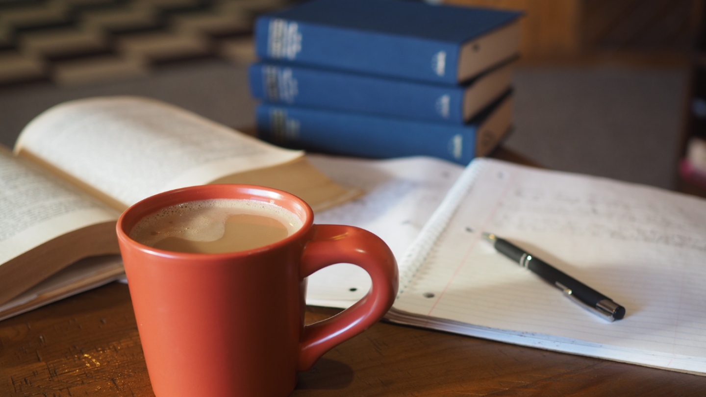 Joustavat opinnot mahdollistavat opiskelun esimerkiksi työn ohella. Suunnitteluahan se vaatii, monesti armollisuuttakin. Samalla opinnot ovat antoisa ja innostava asia, jolle aikaa ja mahdollisuuksia halutaan löytää.