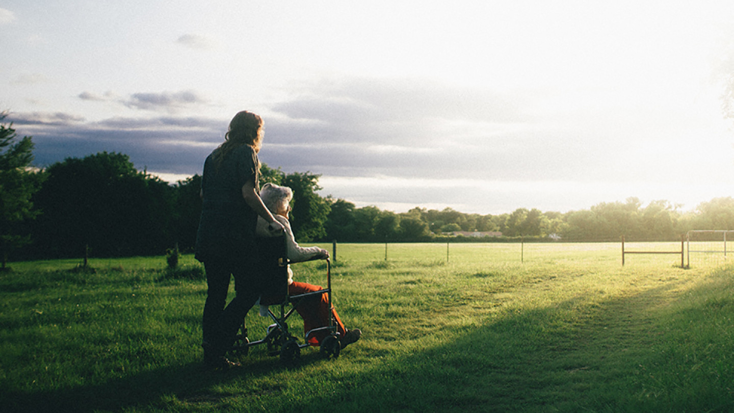 Syksyllä on luvassa osaamisen kehittämisen mahdollisuuksia vanhustyöhön. JYU avoimen yliopiston ja Diakoniaammattikorkeakoulun yhteinen opintotarjotin tuo joustavasti ja laajasti opintoja kaikkien ulottuville.