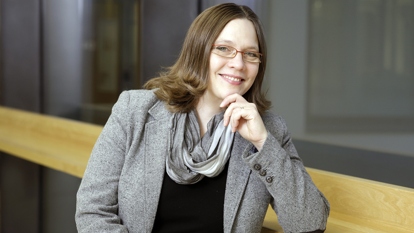 Yliopistonopettaja, tohtoriopiskelija Piia Leppämäki tutkii väitöstutkimuksessaan palvelevaa johtamista vihamielisessä työympäristössä.