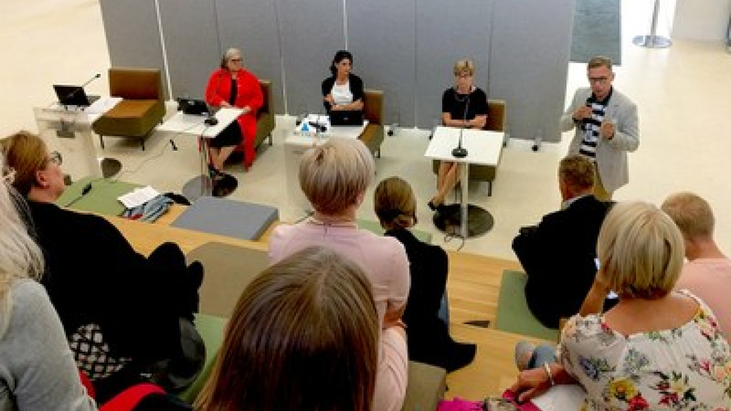 Keskustelu käsitteli erityisesti avoimen väylää meneillään olevan opiskelijavalintojen uudistuksen näkökulmasta. Tilaisuuden juonsi JYU avoimen yliopiston johtaja Jukka Lerkkanen.