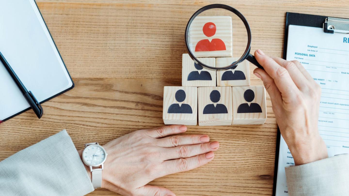 Syrjintää voi tapahtua työmarkkinoilla mm. rekrytointivaiheessa, jolloin esimerkiksi tiettyyn ryhmään kuuluvien työnhakijoiden työhön pääseminen vaikeutuu.