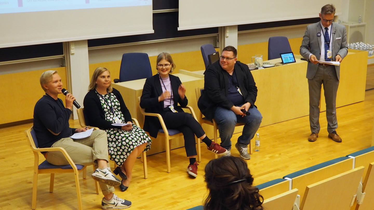 Opiskelijavalintapaneelissa Nikolas Bursiewicz, Armi Nurmi, Meri Kärkkäinen ja Juuso Luomala.