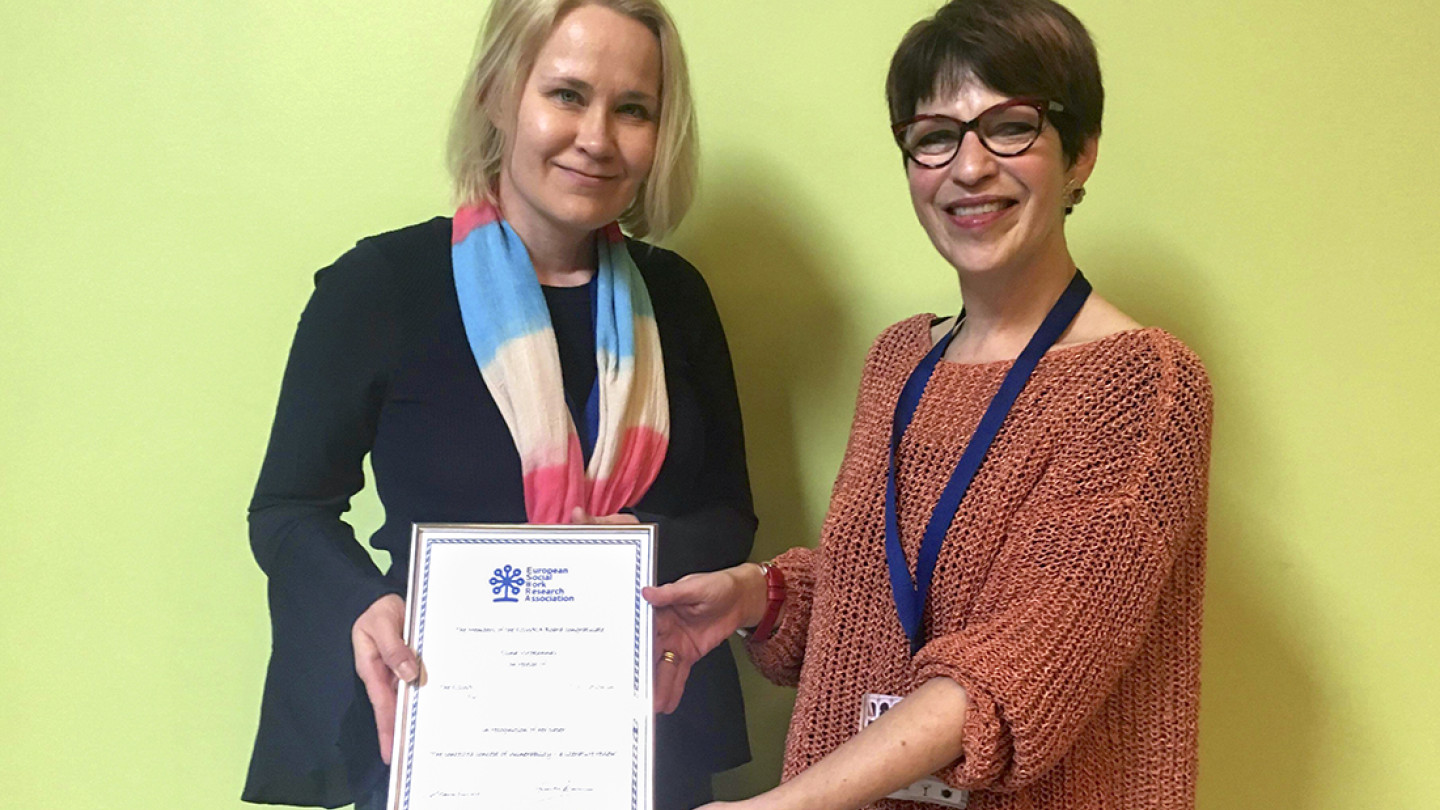 Elina Virokannas (vas.) ja ESWRA:n hallituksen puheenjohtaja Elaine Sharland.