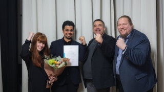 Profestapahtuman järjestäjätiimi kävi noutamassa parhaan kongressitapahtuman palkinnon. Kuvassa: Taija Kolehmainen (vas.), Rahul Mohanani, Tommi Mikkonen ja Pekka Abrahamsson. Kuva: Tero TakaloEskola.