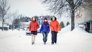 Emma Hakonen (vas.), Miisa Tikkanen ja Hanna Sorsa tekevät Vain Landella podcastia.