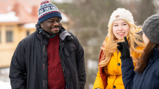 Opiskelijat kampuksella talvella