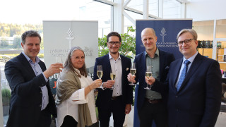 Kuvassa vasemmalta professori JuhaAntti Lamberg, dekaani HannaLeena Pesonen, Säästöpankki Optian talousjohtaja Antti Laitinen, Säästöpankki Optian toimitusjohtaja Heikki Paasonen sekä rehtori Jari Ojala.