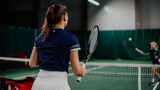 Kaksi naista pelaa tennistä