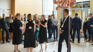 IT-tiedekunnan valmistuneet alumnit juhlistamassa publiikkia iloisissa tunnelmissa.