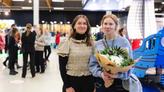 Varjoraadin edustaja Veera Impiö ja Varjoraaadin valitseman suunnitelman tekijä Johanna Varkki.jpg