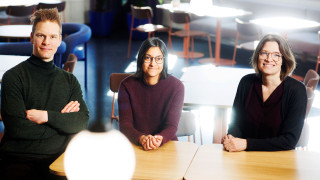 Eero Haapala, Miriam Nokia ja Tiina Parviainen ovat asiantuntijoina Tiedeillassa, jossa keskustellaan aivojen ja kehon yhteydestä.