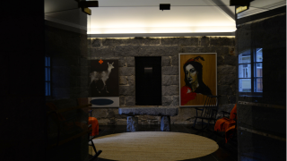 Kuva Pajarakennuksen sisätilasta.