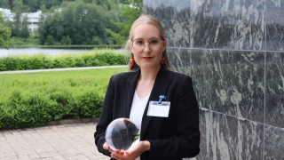 Emilia Gråsten otti vastaan Pellervon taloustutkimuksen saaman vuoden 2023 talousennustajapalkinnon.