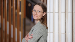 Väittelijä Minttu Vänttinen Jyväskylän yliopiston päärakennuksen sisätiloissa.