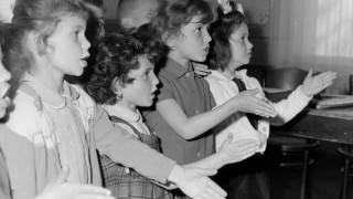 School children learning music through the Kodálymethod in 1962. 