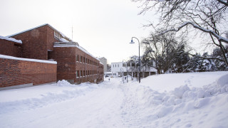 Talvinen kampuskuva.