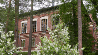 Seminarium omenapuiden kukkiessa keväällä