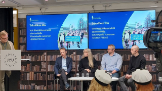 Tekniikan ilta esitteli JYU:n DIohjelmat 7.10.2025. Mukana Timo Kovanen (vas.), Lauri Kettunen, Susanna Lähde, PEkka Koskinen ja Santtu Tikka.