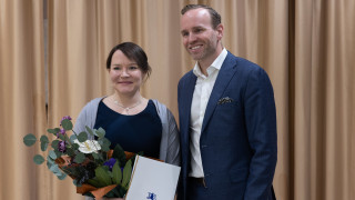 Ritva Mikkonen ja ministeri Poutala palkintojenjakotilaisuudessa