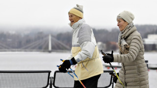 Kaksi vanhempaa henkilöä kävelyllä