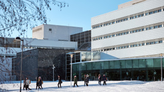 Agora-rakennus talvella.