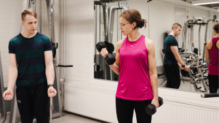 Henkilö tekee ohjattua lihaskuntoharjoitusta