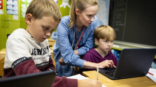 Koululaisia opettajan kanssa