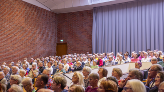 Jyväskylän Ikääntyvien yliopiston luennon kuulijoita yliopiston päärakennuskella