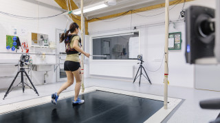 Henkilö juoksumatolla mittauslaboratoriossa