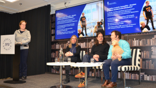 Tiedeilta 3.2.2026 osallistujat Mari Heikkilä (vas.), Miiamaaria Kujala, Ate Tervonen ja Peppi Taalas sekä Loke-koira.