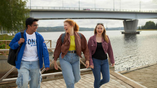 Kolme opiskelijaa Jyväskylän satamassa
