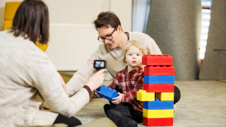 Jyväskylän yliopiston Opinkivi-rakennukseen on avattu uusi tutkimuslaboratorio, Child and Family Lab -lapsiryhmätila. Kuvassa yo-lehtori Marleena Mustola ja yo-lehtori Olli  Merjovaara poikansa kanssa. 