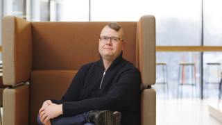 Pasi Hänninen istuu kampuksen tuolilla.